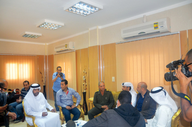 "الوفد الإعلامي الإماراتي يستمع إلى شرح من مدير المشروع\t البيان"