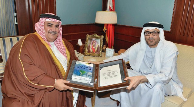 "جمال السويدي يهدي نسخة من كتابه الجديد لوزير الخارجية وام"