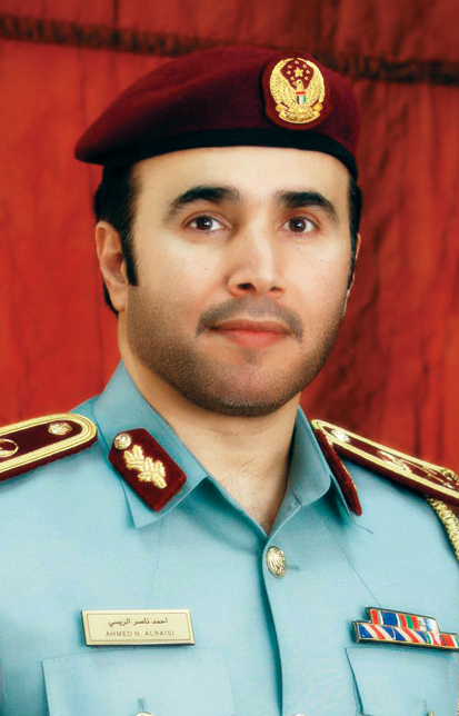 "سيف بن زايد مع طفلتي الشهيد طارق الشحي"