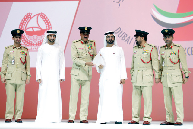 "محمد بن راشد مكرما المزينة وفريق شرطة دبي"