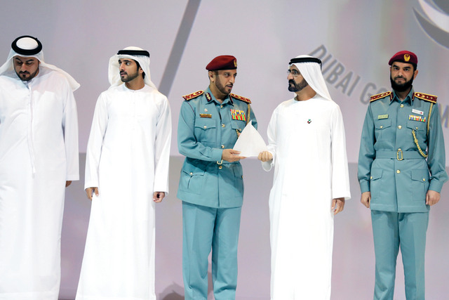 "نائب رئيس الدولة يكرم محمد المري وفريق إقامة دبي"