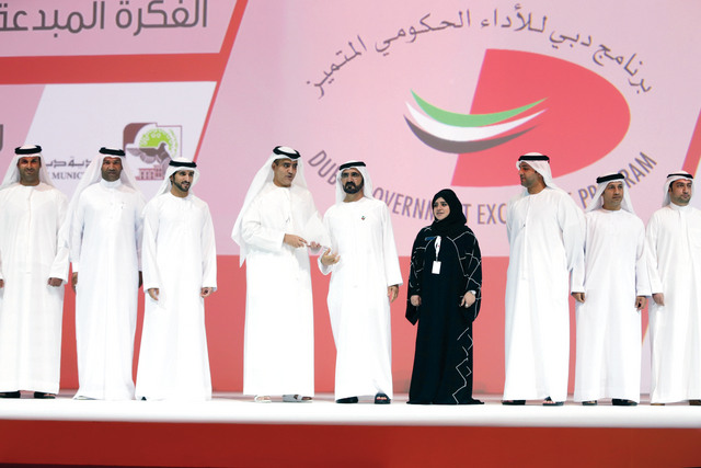 "محمد بن راشد يكرم عصام الحميدان وفريق النيابة العامة"