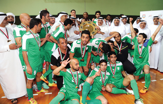 "الخليج ينتزع درع دوري الصالات\tتصوير ـ محمد منور"
