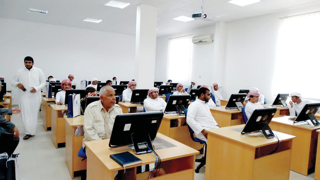 "جانب من الفعاليات في اليوم المفتوح الذي نظمته الكلية \t تصوير ــ خليفة عيسى"