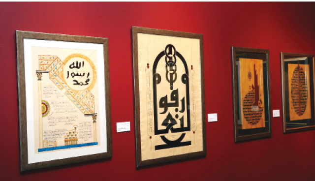 "لوحات لكبار الخطاطين في الملتقى"