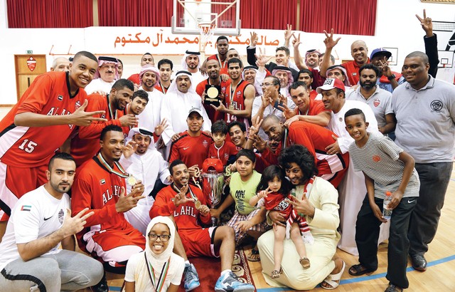 "نجوم الأهلي مع درع السلة وكأس المركز الاول على منصة التتويج البيان"