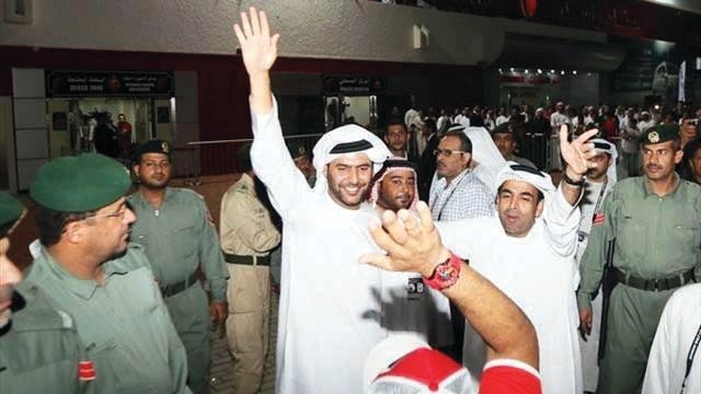 "جماهير الأهلي تحيي النابودة عقب مباراة الشارقة \t البيان"