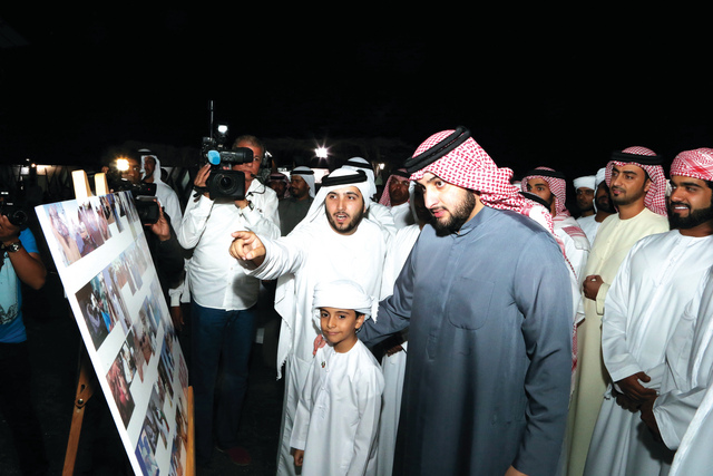 "احمد بن محمد خلال تفقده القرية التراثية لمهرجان الهجن تصوير خالد نوفل"