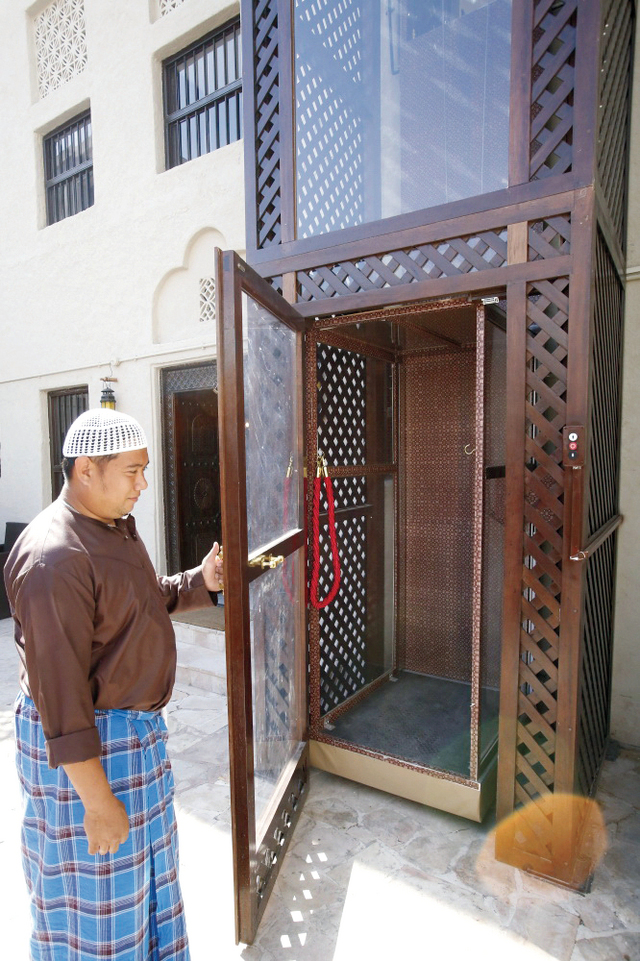 "مصعد لتسهيل حركة الزوار"