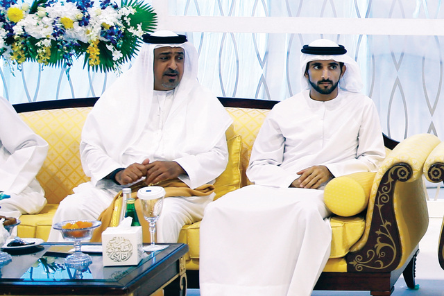 "سلطان بن حمدان آل نهيان وسعيد بن مكتوم والنابودة والحضور خلال الحفل"