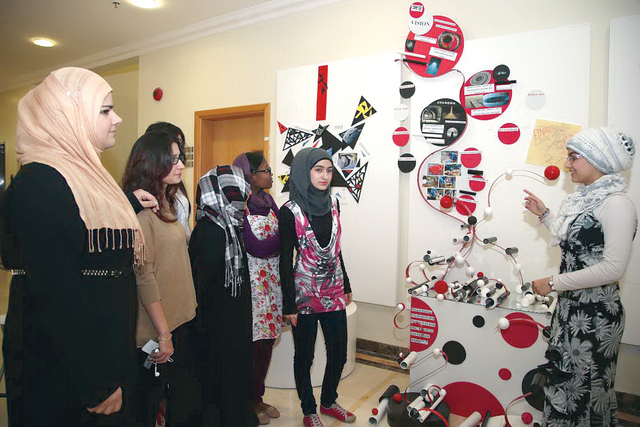 "الطالبات أمام المشروع الهندسي ثلاثي الأبعاد"