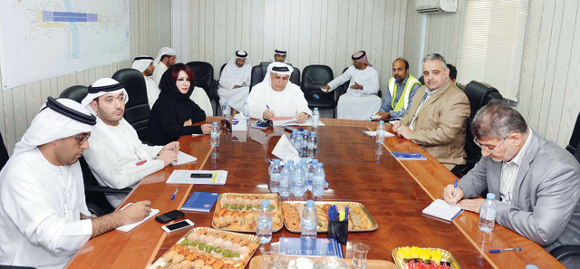 "مطر الطاير يستمع إلى شرح عن سير العمل في قناة دبي المائية    \tالبيان"