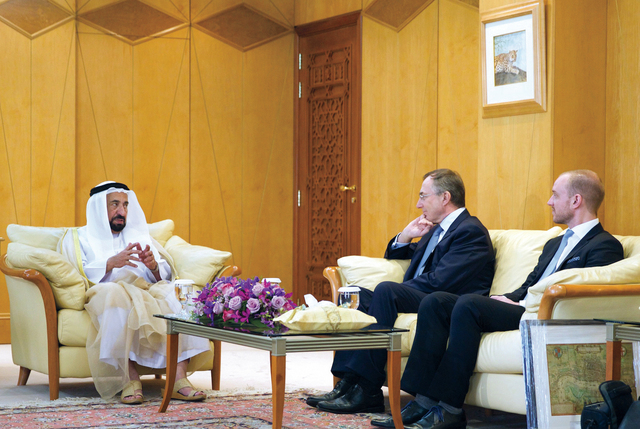 "حاكم الشارقة خلال استقباله رئيس كلية لندن الجامعية والوفد المرافق \t  وام"