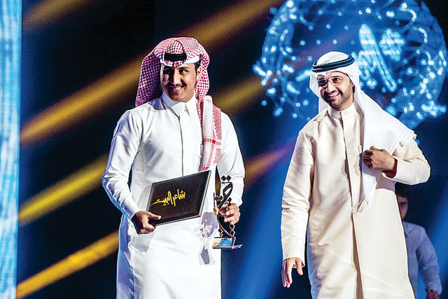"لحظات فرح على منصة البرنامج وقت تتويج شاعر «البيت»"