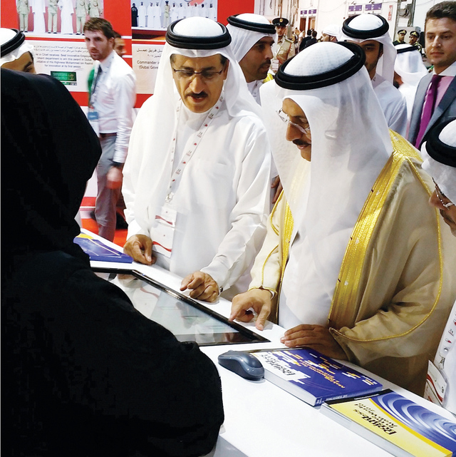 "سلطان المنصوري يتفقد جناح بلدية دبي \t\tتصوير: عمران خالد"