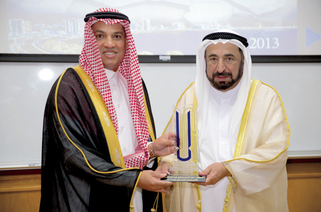 "سلطان القاسمي يكرم عبد الله الخريجي\t وام"