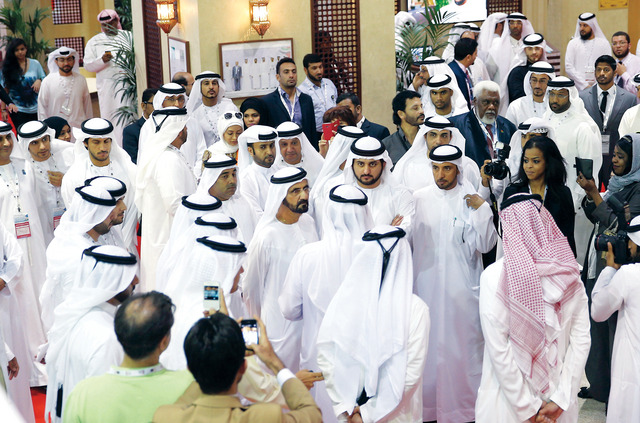 "محمد بن راشد خلال زيارته المعرض بحضور مكتوم بن محمد وسلطان السبوسي\tتصوير ـــ محمد هشام وخليفة عيسى"