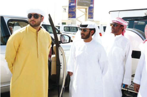 "محمد بن مكتوم خلال متابعته السباق"