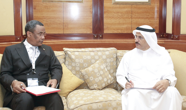 "ويتباحث مع وزير الغابون \t تصوير ـــ عبد الحنان مصطفى"