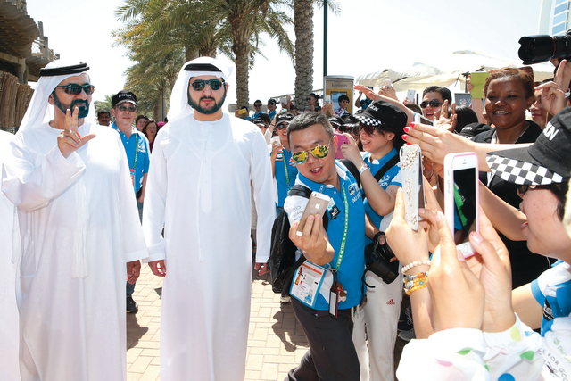 "محمد بن راشد يرافقه مكتوم بن محمد يبادل الوفد الصيني التحية تصوير: خليفة اليوسف"