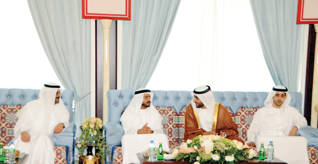 "ولي عهد الشارقة وراشد بن سعود خلال الاستقبال"