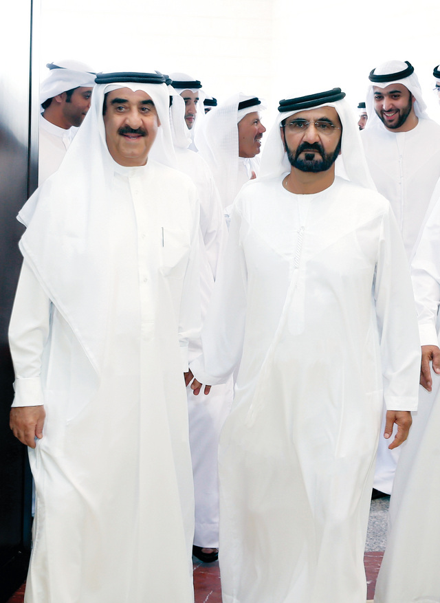 "محمد بن راشد خلال زيارته سعود المعلا بحضور راشد بن سعود ومصبح الفتان"