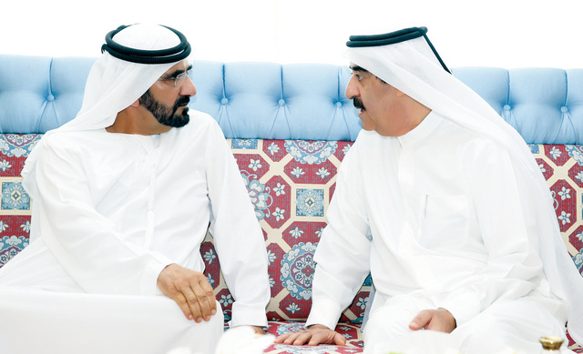 "محمد بن راشد خلال زيارة سعود المعلا\tتصوير: محمد هشام"