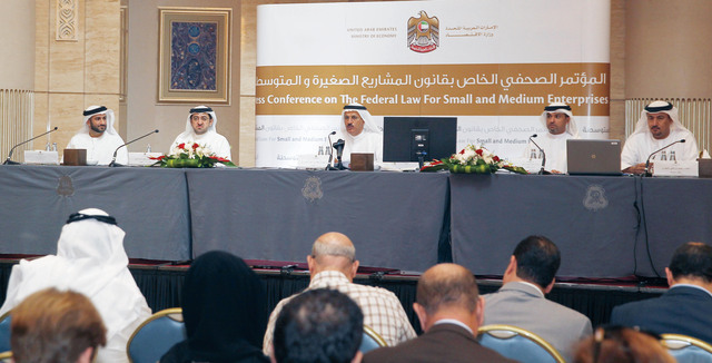 "المنصوري يتوسط حميد المهيري وعبد الله الدرمكي ومحمد الشحي وعبد الباسط الجناحي خلال المؤتمر الصحافي \t البيان"