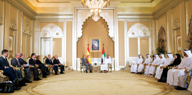 "محمد بن زايد خلال استقبال خوان كارلوس"