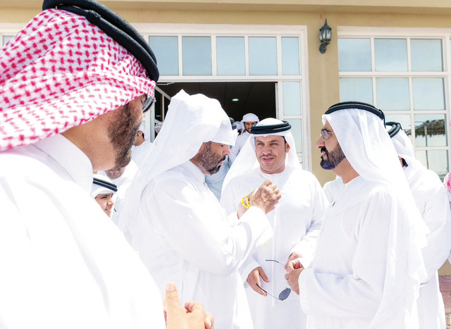 "محمد بن راشد خلال المأدبة بحضور حمدان بن محمد وسلطان السبوسي"