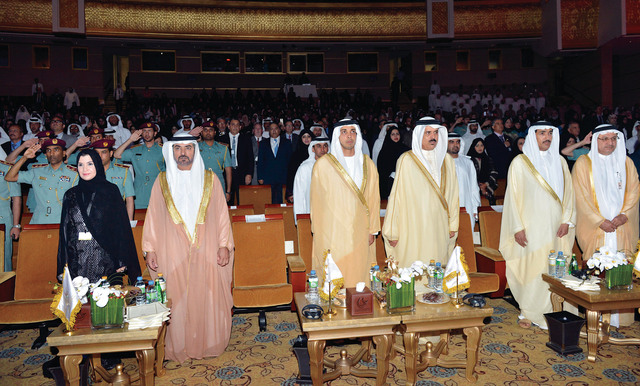 "منصور بن زايد خلال حفل التكريم بحضور حمدان بن مبارك وحميد القطامي وأحمد الزعابي وماجد النعيمي وأمل القبيسي"