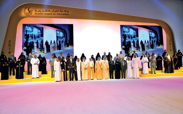 "منصور بن زايد يتوسط المكرمين بحضور حميد القطامي ومغير الخييلي \t \t\t\t\t\t\t\t\t\t\t\t\t البيان"