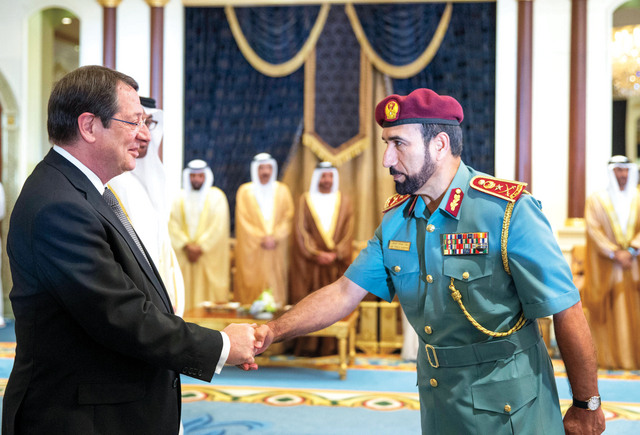 ".. ويصافح سيف الشعفار"