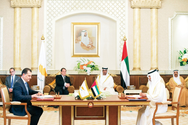 "محمد بن زايد وضيف البلاد يشهدان توقيع مذكرة تفاهم بين نهيان بن مبارك ووزير الطاقة القبرصي"