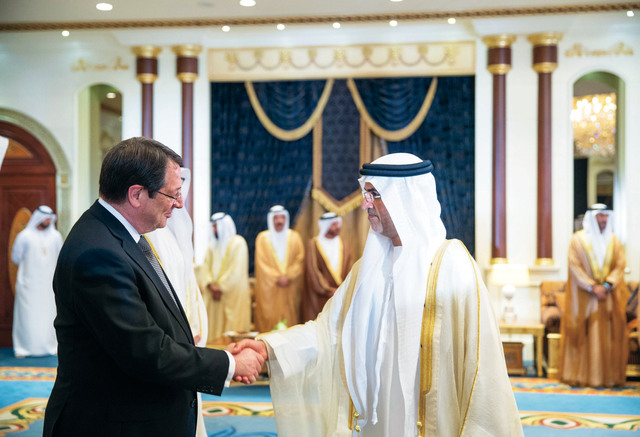 "ضيف البلاد يصافح مغير الخييلي"