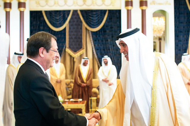 "بحضور محمد بن زايد.. الرئيس القبرصي يصافح جبر السويدي"