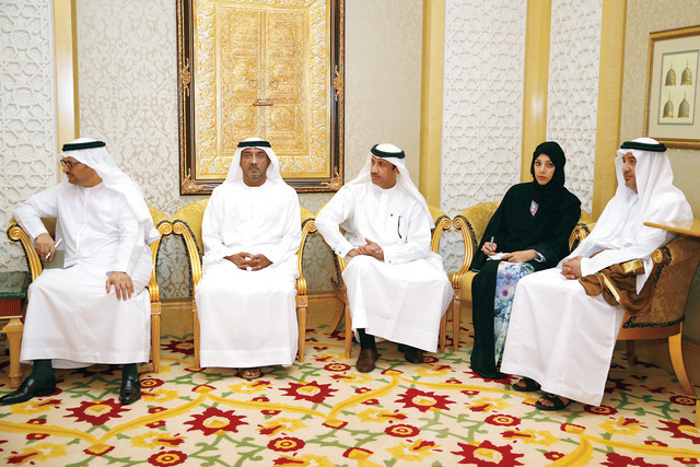 "محمد بن راشد يتبادل الحديث مع  محمد جواد ظريف حول الوضع في المنطقة   \tتصوير ــــ خليفة اليوسف"