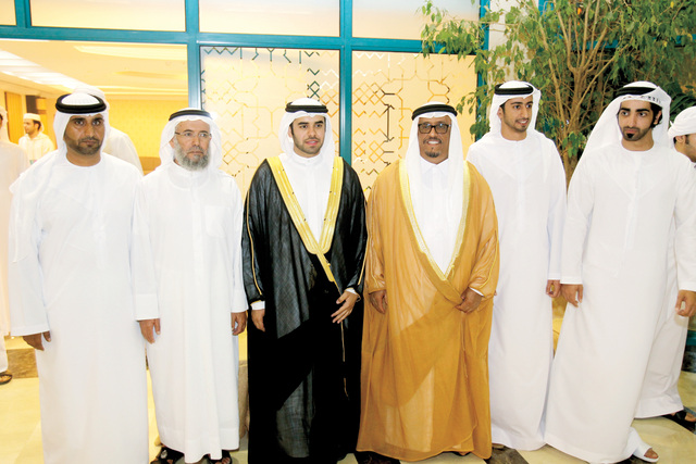 "ضاحي خلفان يتوسط العريس ووالده وخالد الفلاسي وعبدالرحمن جمال وإبراهيم الهاملي"