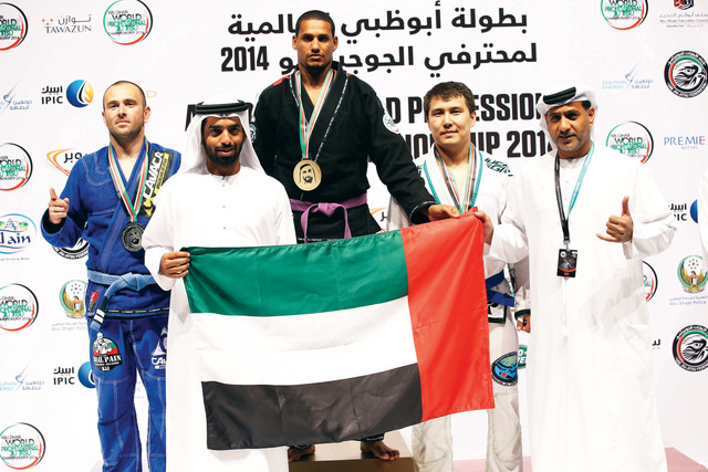 "أحمد بن سعود خلال التتويج"