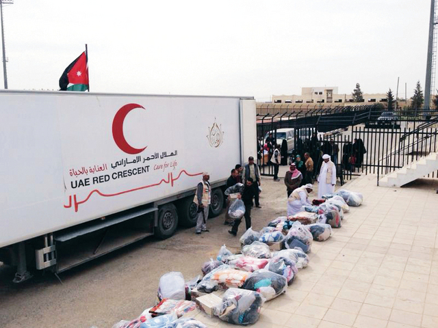 "خلال عمليات توزيع المساعدات          وام"