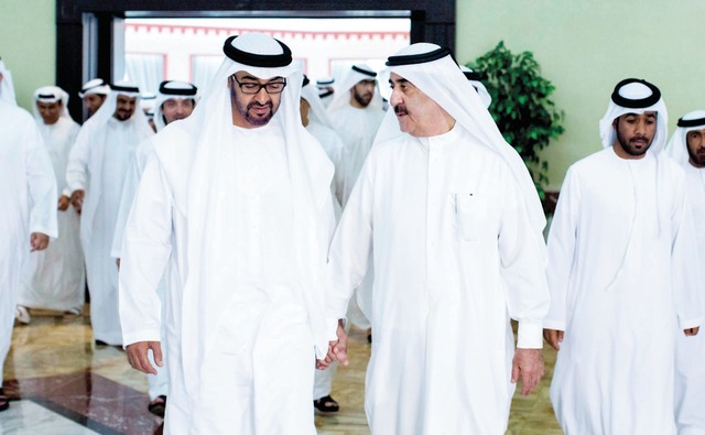 "سعود المعلا خلال استقباله محمد بن زايد يرافقه هزاع بن زايد\t وام"