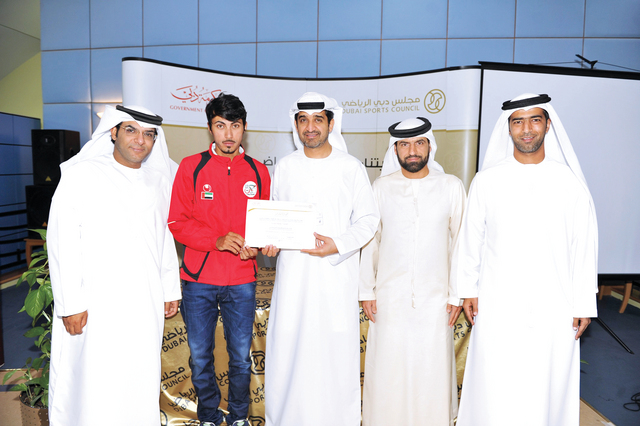 "الشريف يكرم ميرزا ويمنحه شهادة تقدير من مجلس دبي\t من المصدر"