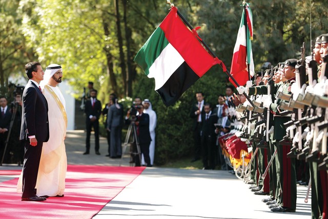 "نائب رئيس الدولة يستعرض حرس الشرف"