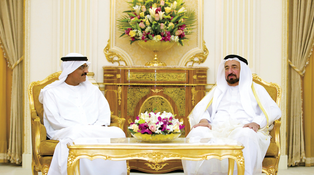 "سلطان القاسمي خلال استقباله وزير الأشغال"