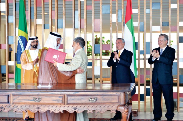 "محمد بن راشد وميشال تامر يشهدان توقيع عبدالله بن زايد ووزير الدفاع البرازيلي اتفاقية التعاون العسكري"
