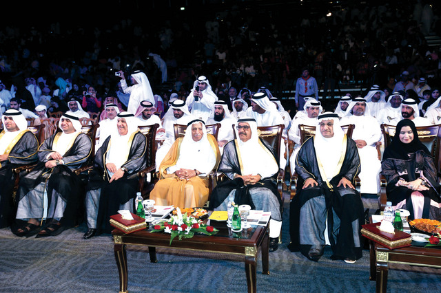 "حمدان بن راشد يتابع فعاليات الحفل بحضور راشد بن حمدان وحميد القطامي وجمعة الماجد وعدد من مسؤولي التربية والتعليم \t\tتصوير - عبدالحنان"