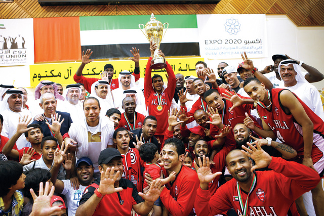 "أبطال الأهلي مع الكأس على منصة التتويج تصوير - سالم خميس"
