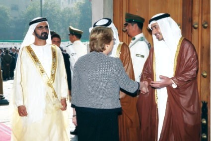"محمد بن راشد وبجواره عبدالله بن زايد مصافحاً رئيسة شيلي"