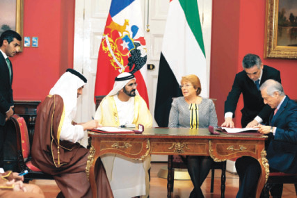 "محمد بن راشد و باتشيليه يشهدان توقيع عبد الله بن زايد و مونيوز على اتفاقية التعاون"