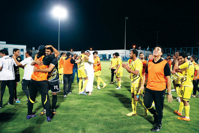 "احتفال اللاعبين بالعودة الى دوري الكبار تصوير حنيف"